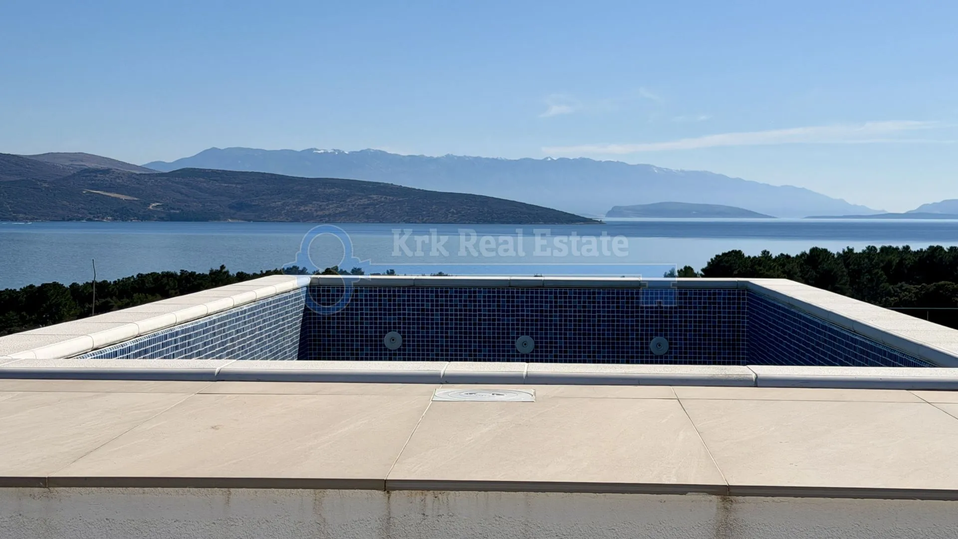 KRK - DVOETAŽNI APARTMAN SA KROVNOM TERASOM I BAZENOM - cover