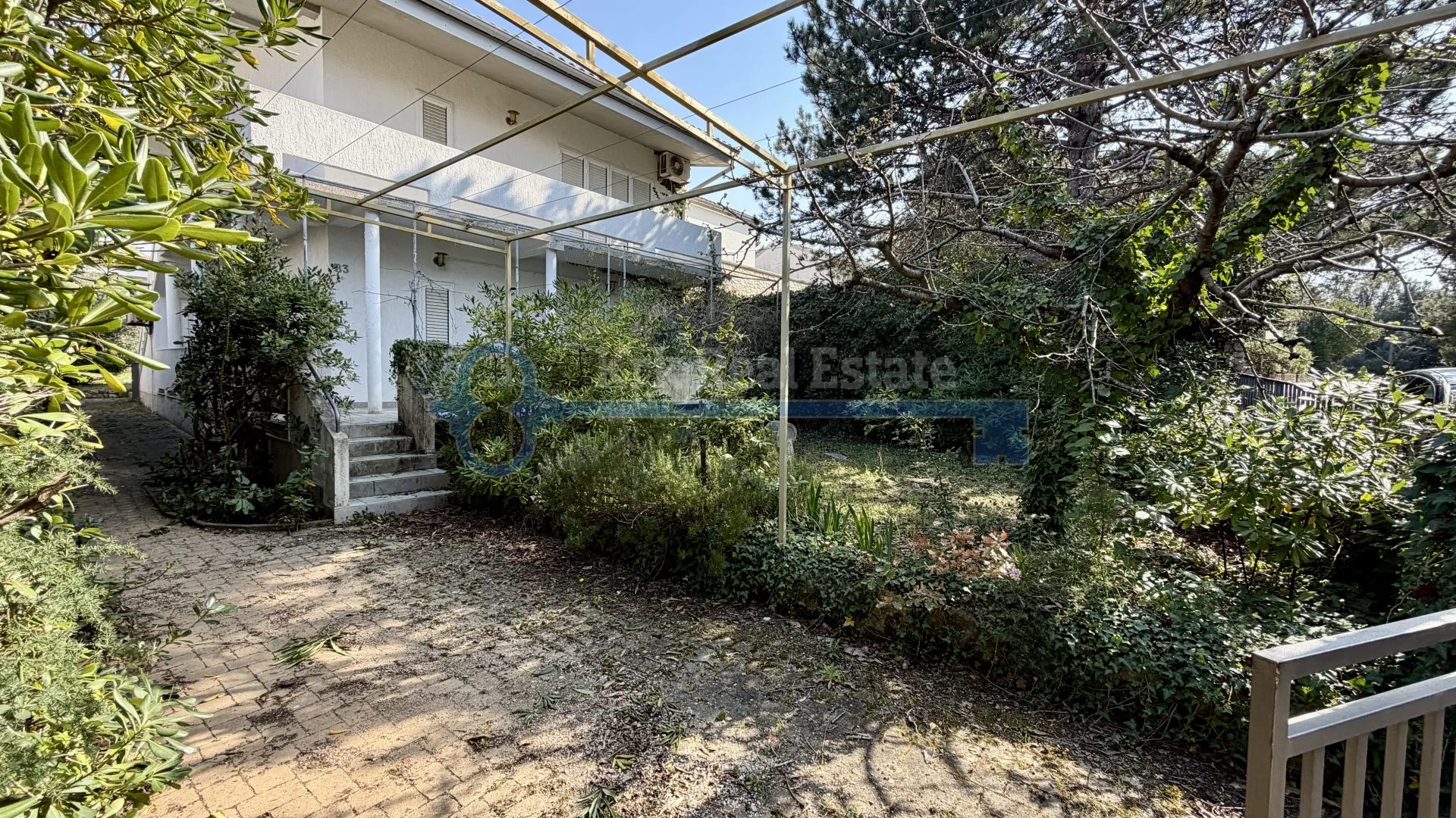 PUNAT - KUĆA SA DVA APARTMANA - cover