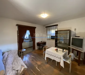  MALINSKA - KAMENA KUĆA U BLIZINI CENTRA SA OKUĆNICOM - cover