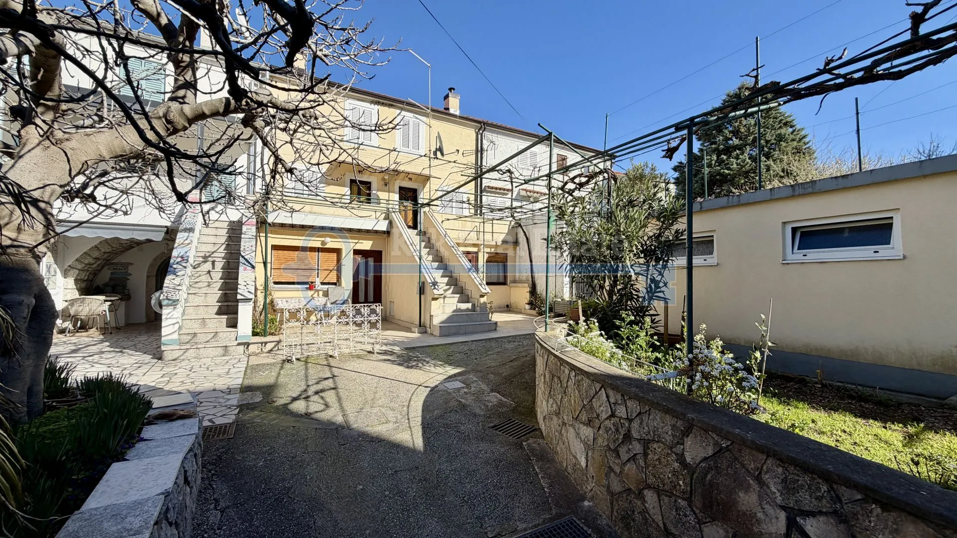 PUNAT - KAMENA KUĆA U NIZU SA GARAŽOM I VRTOM - cover