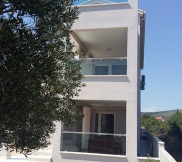 Kuća: Rogoznica, Vila sa tri apartmana i bazenom, 240.00 m2 (prodaja) - cover