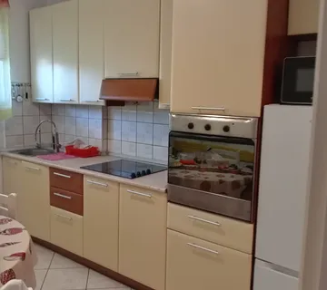 Iznajmljujem dvoiposobni stan, 69 m2 na Verudi, za dugoročni najam - Pula