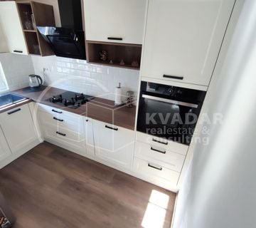 SUNCEM OKUPAN PROSTRANI STAN U STROGOM CENTRU BENKOVCA 90M2 - cover