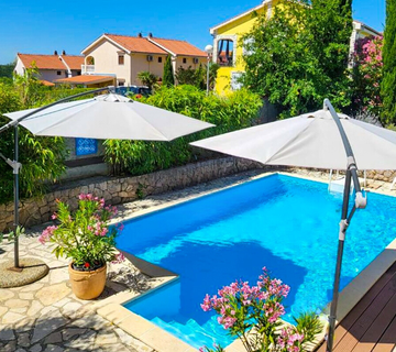 Njivice- apartman sa bazenom i okućnicom! - cover