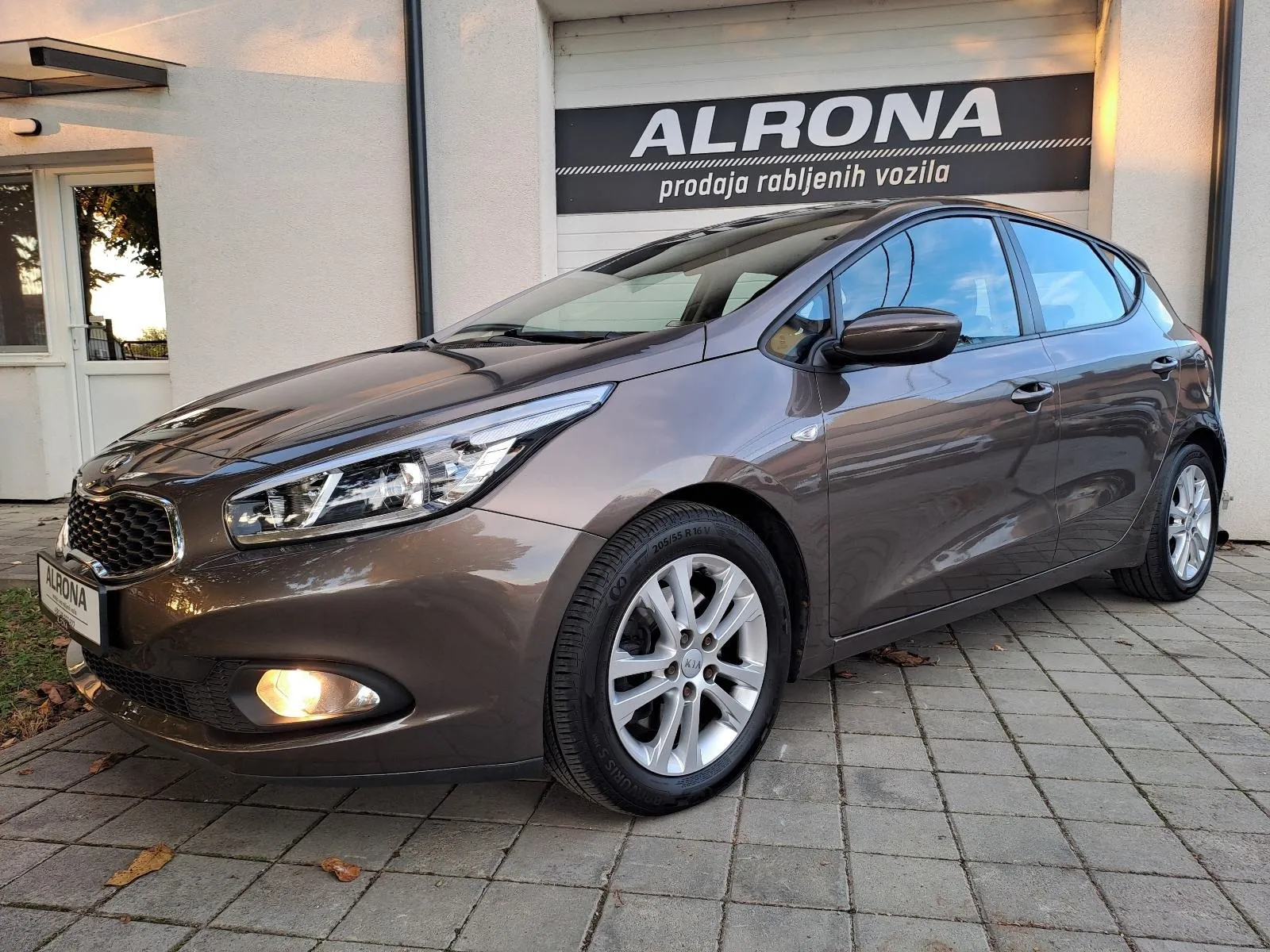 Kia Ceed 1.4 CRDi*JAMSTVO*NAVI,SERVISNA,I.VLASNIK,NOVO KVAČILO.. - cover