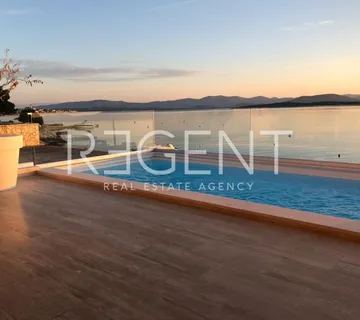 Murter, Betina - Luksuzan trosoban stan s bazenom, prvi red do mora - cover