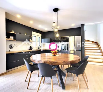 Obiteljska villa s bazenom i vrtom, Divšići, 143.00 m2 (prodaja) - cover