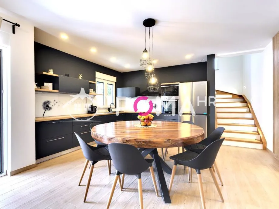 Obiteljska villa s bazenom i vrtom, Divšići, 143.00 m2 (prodaja) - cover