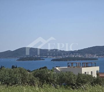 GRAĐEVINSKO ZEMLJIŠTE S POGLEDOM NA MORE - cover