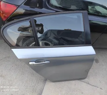 BMW 1 2006 ZADNJA DESNA VRATA - cover