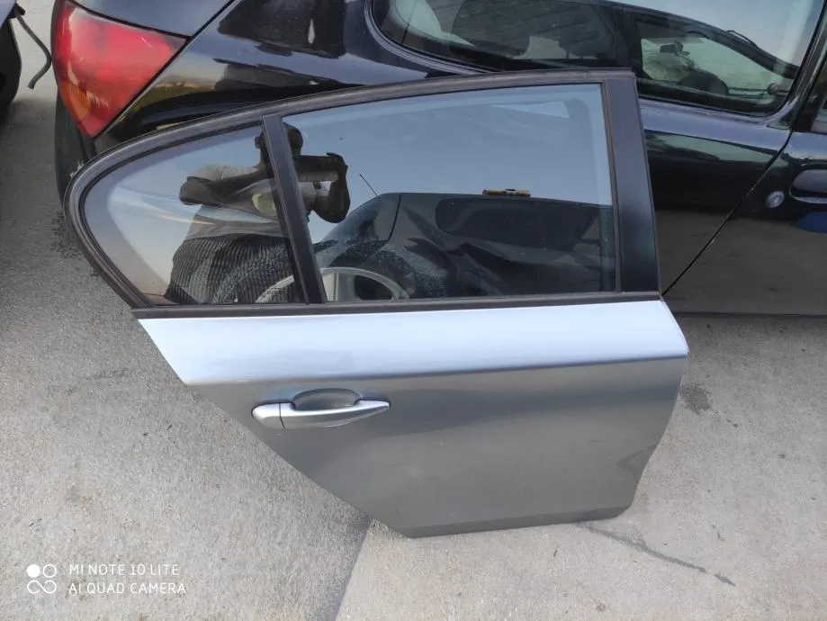 BMW 1 2006 ZADNJA DESNA VRATA - cover