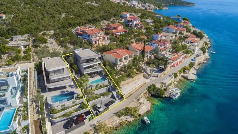 Vinišće, zemljište prvi red uz more 605 m2, građ. dozvola - cover