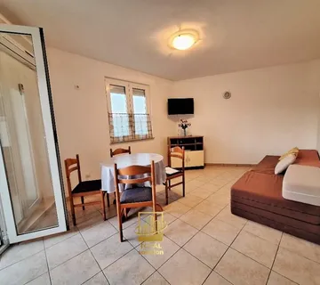 Pakoštane, dvosobni apartman 43 m2 na 2. katu, 1 natkriveni parking - cover