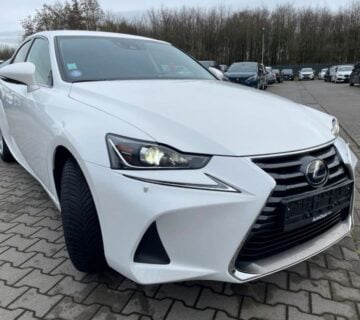 Lexus IS 300 svojim kamionima uvozimo po narudžbi - cover