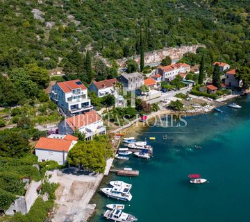 Prodaja dvoetažnog stana sa dvije dodatne jedinice u Zatonu, prvi red uz more, Dubrovnik - cover