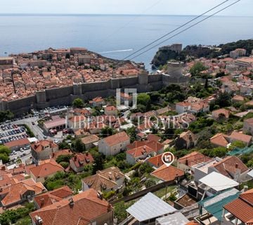 Prodaja kuće s velikim dvorištem s pogledom na staru gradsku jezgru, Dubrovnik - cover