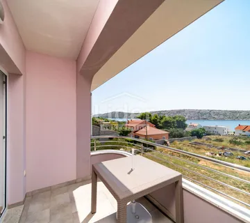 BARBAT, stan u zgradi 95m2 - Barbat na Rabu, Rab