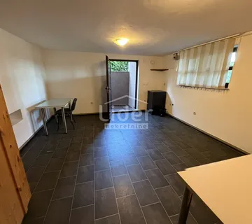 Poslovni prostor 40m2 na mirnoj lokaciji iznajmljujemo - Kastav