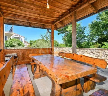 MALINSKA Kuća s 2 stana i okućnicom od 330m2 - cover