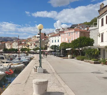 Baška, 1skl.-troetažni, terasa, 1.red do mora