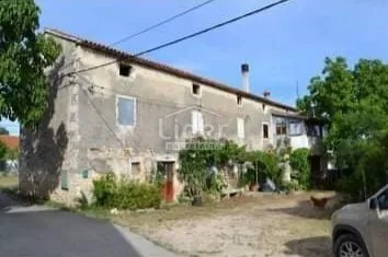 BUJE kamena kuća (struja, voda) na lijepoj lokaciji!
