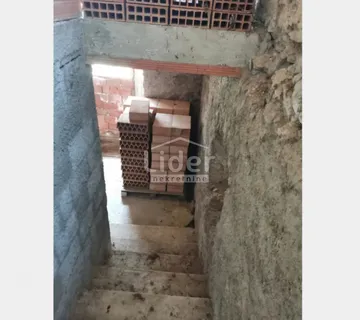 Kuća za renovaciju, Lič - cover