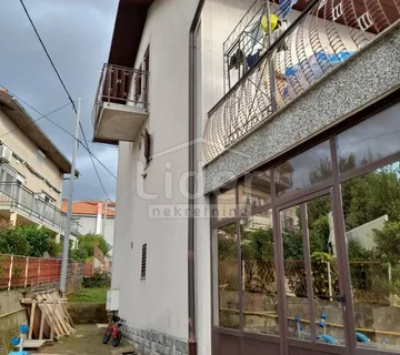 KUĆA SA VELIKOM OKUĆNICOM 1.800m2 - cover