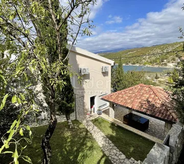 Kuća 100m2, bazen, velika garaža, prvi red do mora i plaže - cover
