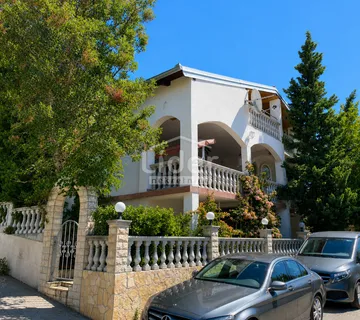 Kruševo, kuću sa 3 stana i garažom prodajemo - Kruševo, Obrovac
