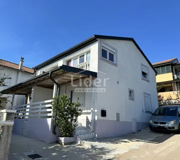 Kruševo, prodajemo kuću sa 3 stana na Karinskom moru - cover