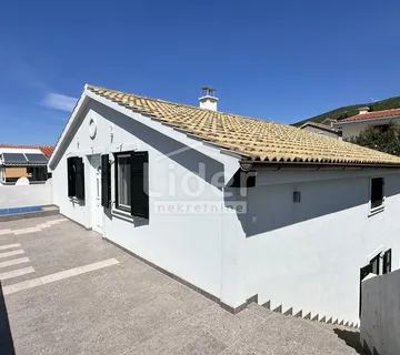 Kruševo, kuću sa s dva stana i garažom prodajemo - Kruševo, Obrovac