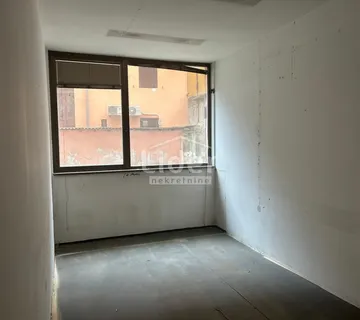 POSLOVNI PROSTOR-u prvoj zoni centra grada sa garažom - cover