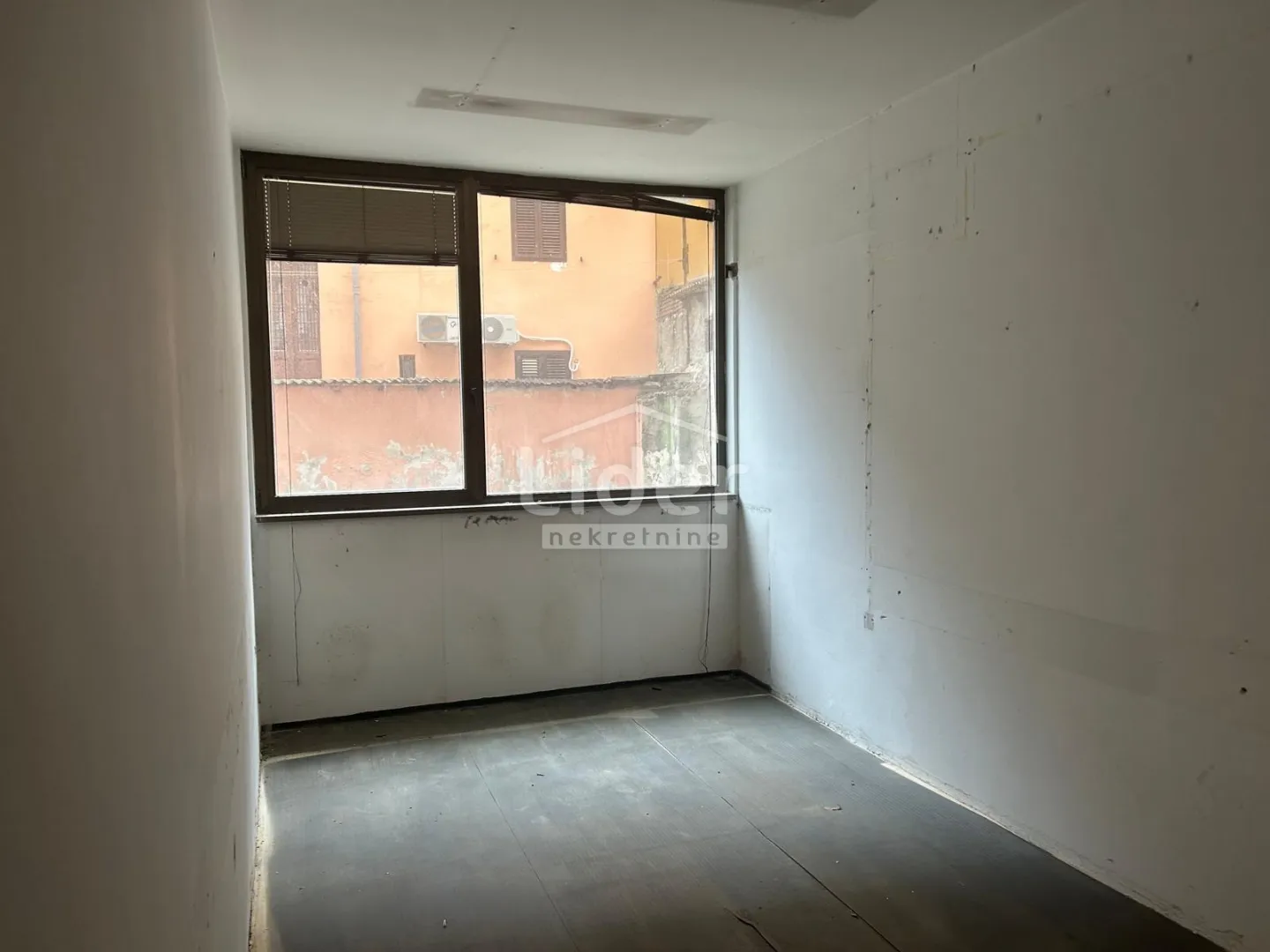 POSLOVNI PROSTOR-u prvoj zoni centra grada sa garažom - cover