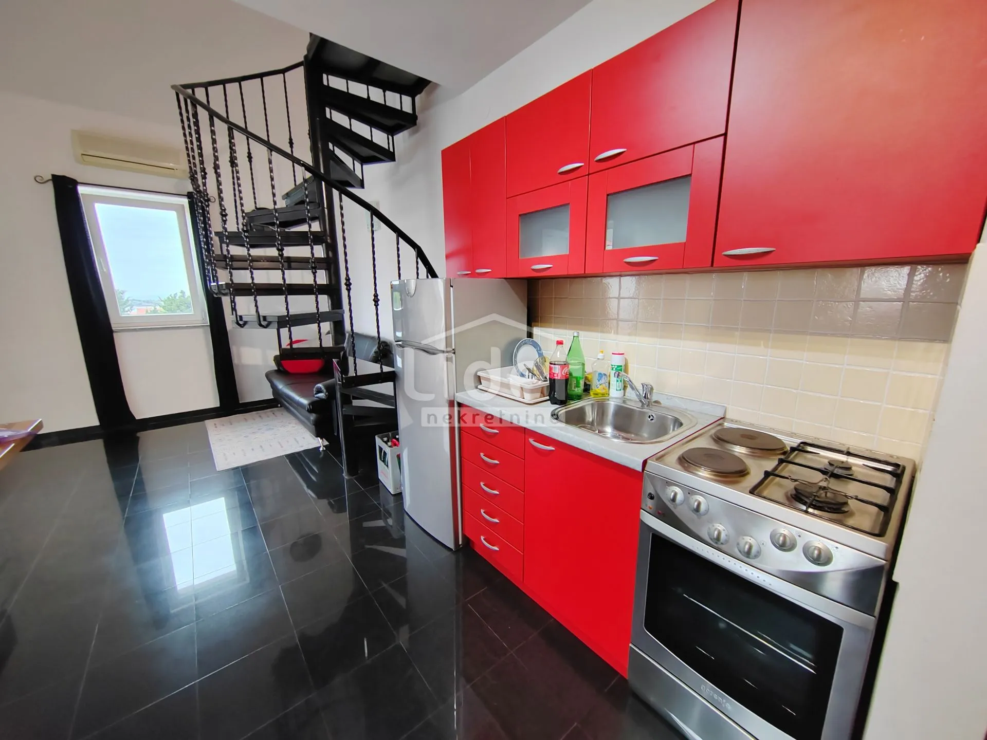 STAN NOVALJA 56m2, GALERIJA, POGLED NA MORE - cover