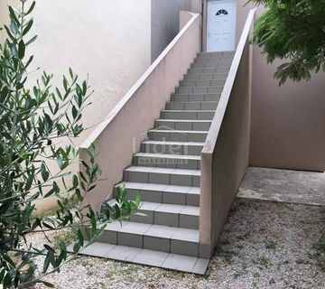 KUĆA S TRI APARTMANA - PAG - cover