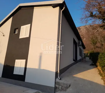 ADAPTIRANA KUĆA SA DVA STANA  - cover