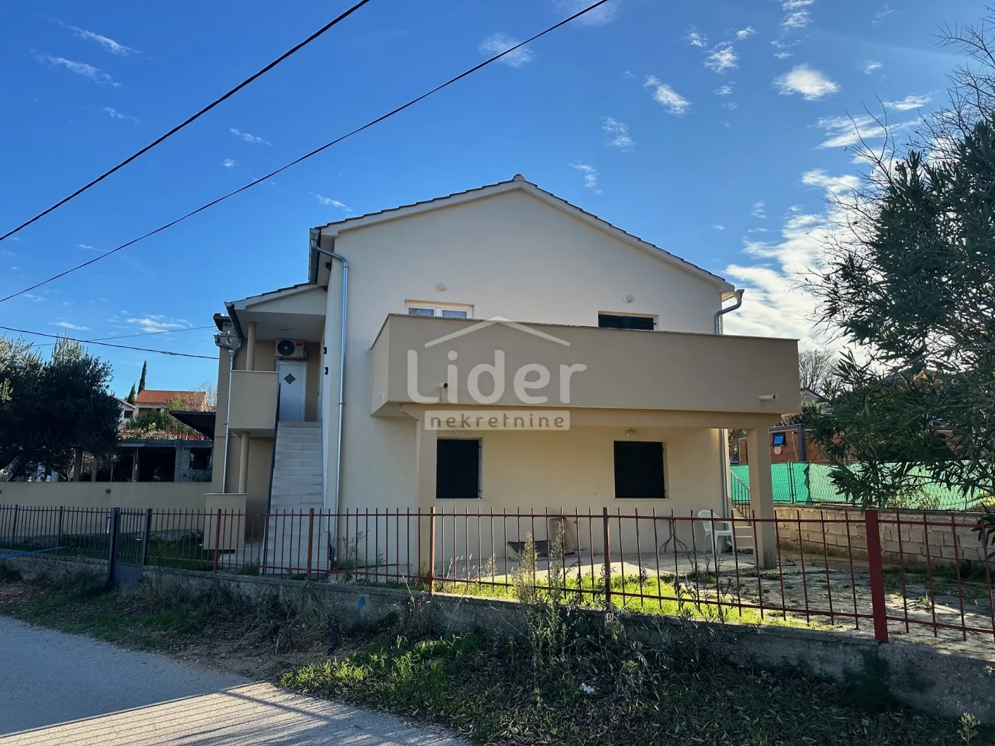 Gornji Karin, kuću u prvom redu do mora i plaže prodajemo - cover