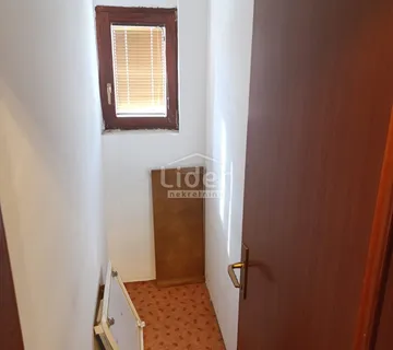Uređena kuća, velika okućnica, odlična lokacija! - cover