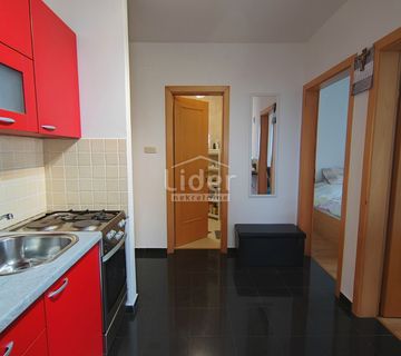 STAN NOVALJA 56m2, GALERIJA, POGLED NA MORE - cover