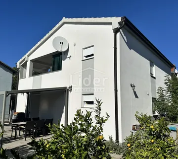 Kuća sa 2 stana samo 80m od mora prodaja - cover