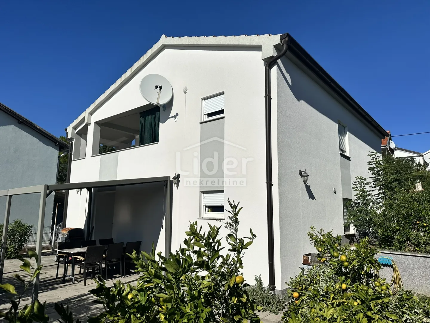 Kuća sa 2 stana samo 80m od mora prodaja - cover