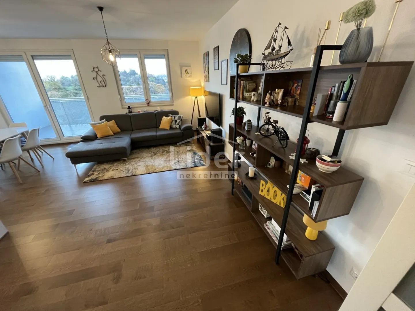 TRSAT-2S+DB stan za najam - cover