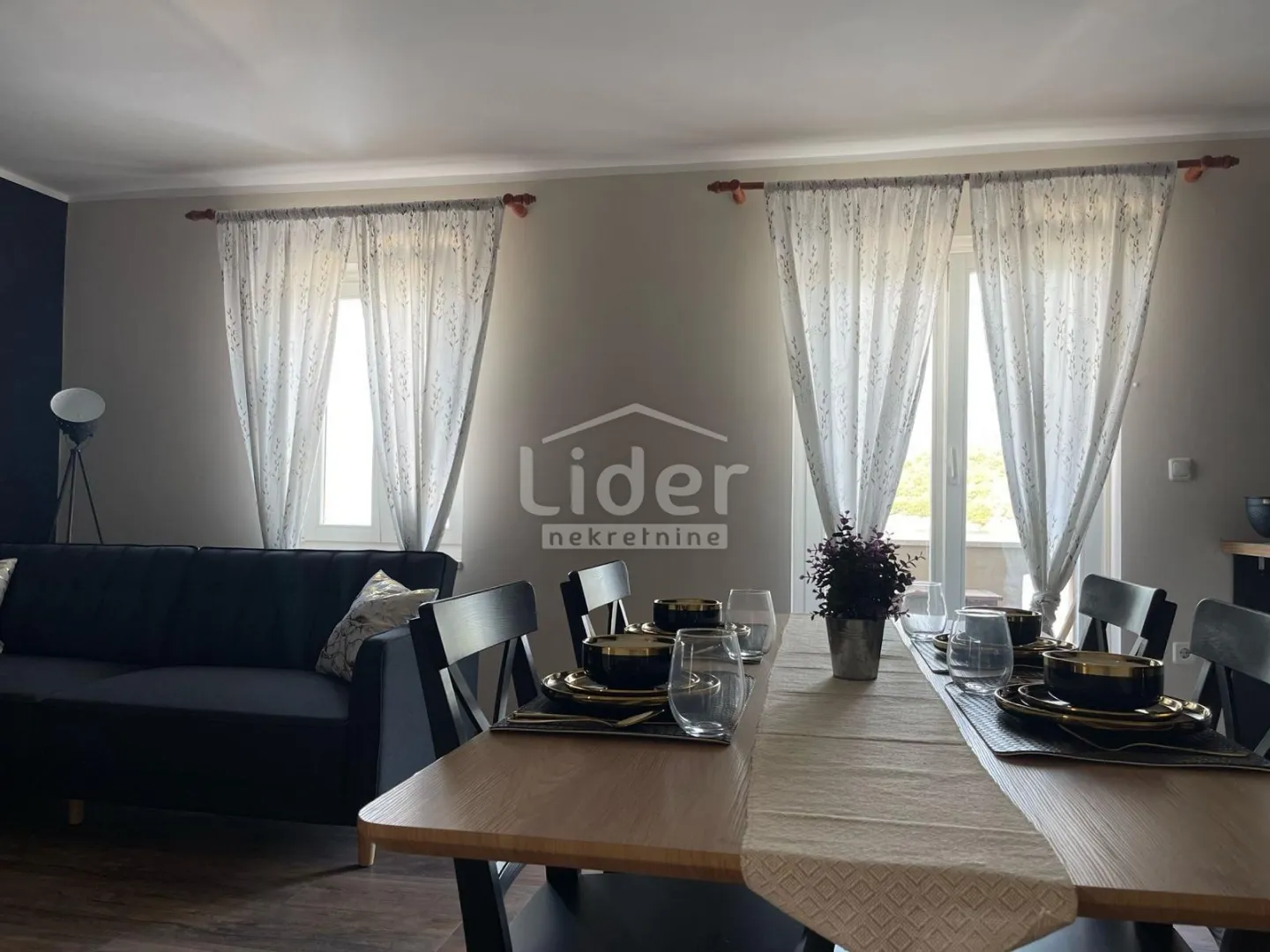 VALUN- CRES adaptirani stan prvi red do mora - cover