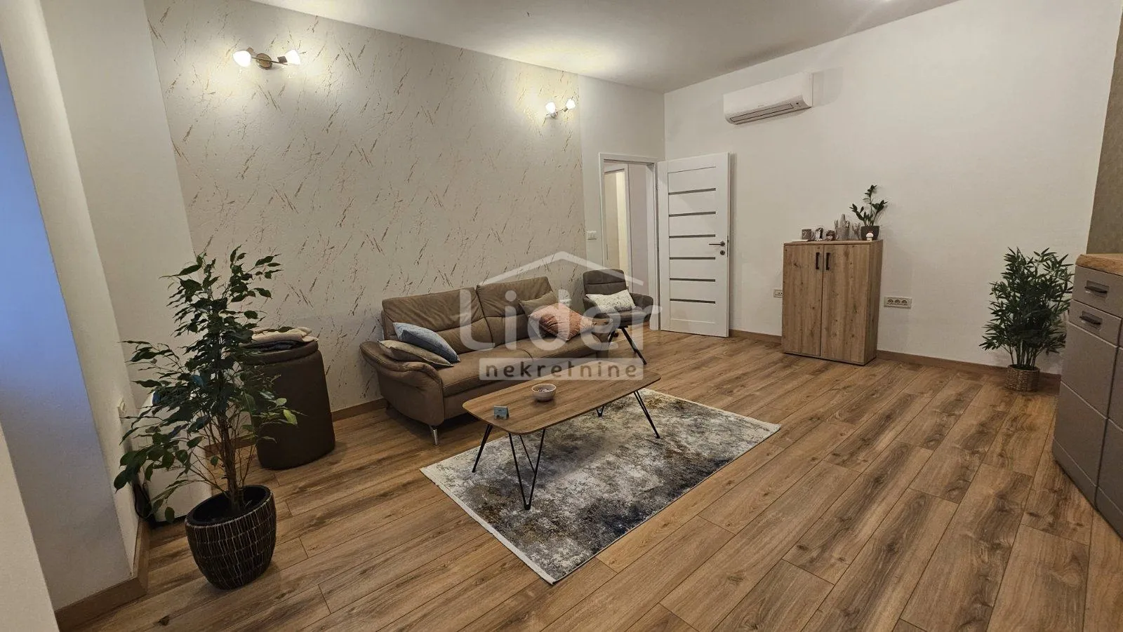 POSLOVNI PROSTOR U BLIZINI CENTRA GRADA - cover