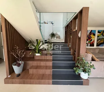 KOSTRENA -RENOVIRANA KAMENA KUĆA - cover