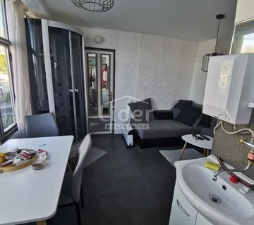 CRIKVENICA-prvi red do mora - cover