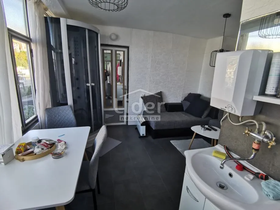 CRIKVENICA-prvi red do mora - cover