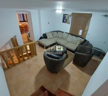 OMIŠALJ-kuća na 3 etaže - cover