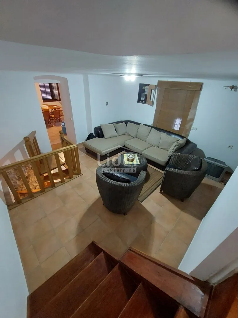 OMIŠALJ-kuća na 3 etaže - cover