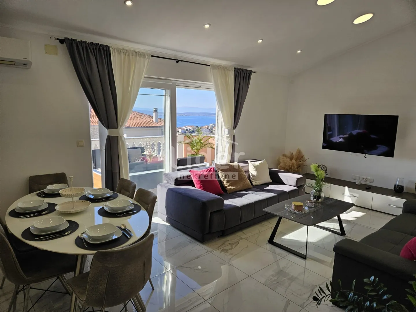 CRIKVENICA-kuća s tri apartmana na odličnoj lokaciji - cover